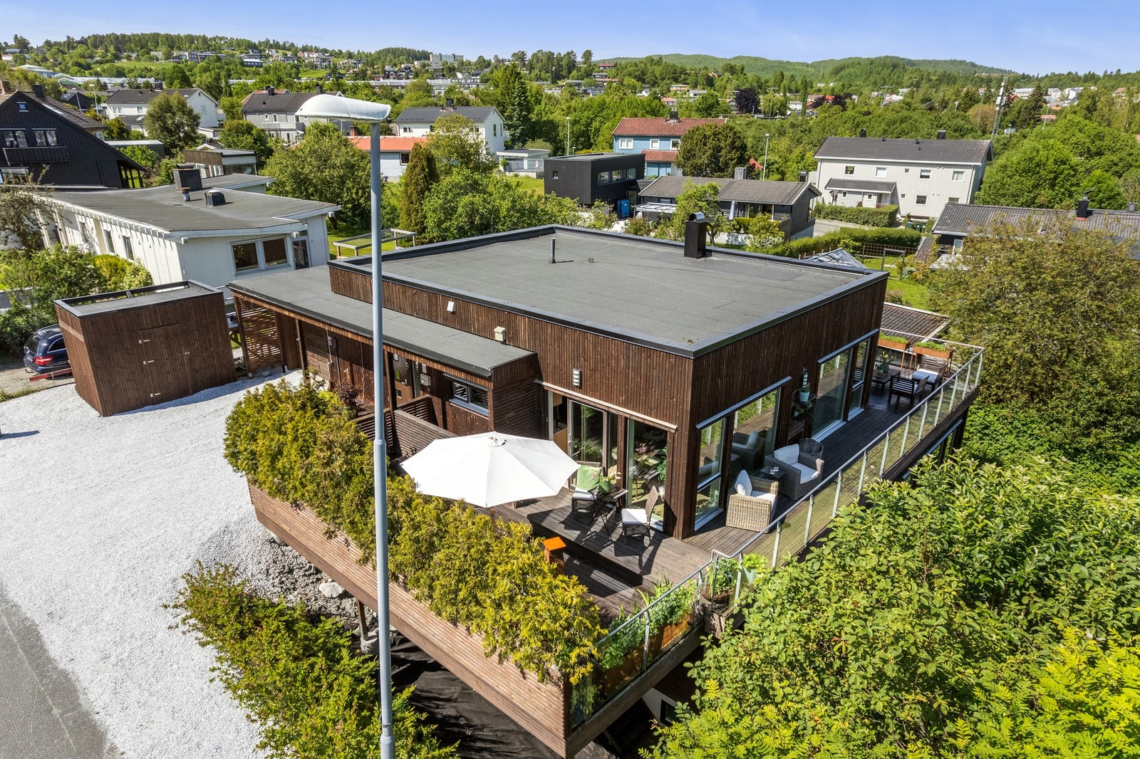 Eneboligen ligger i et rolig og etablert nabolag med svært lite trafikk, og kan i tillegg skilte med en sjelden utsikt som virkelig setter prikken over i-en. Galleribilde