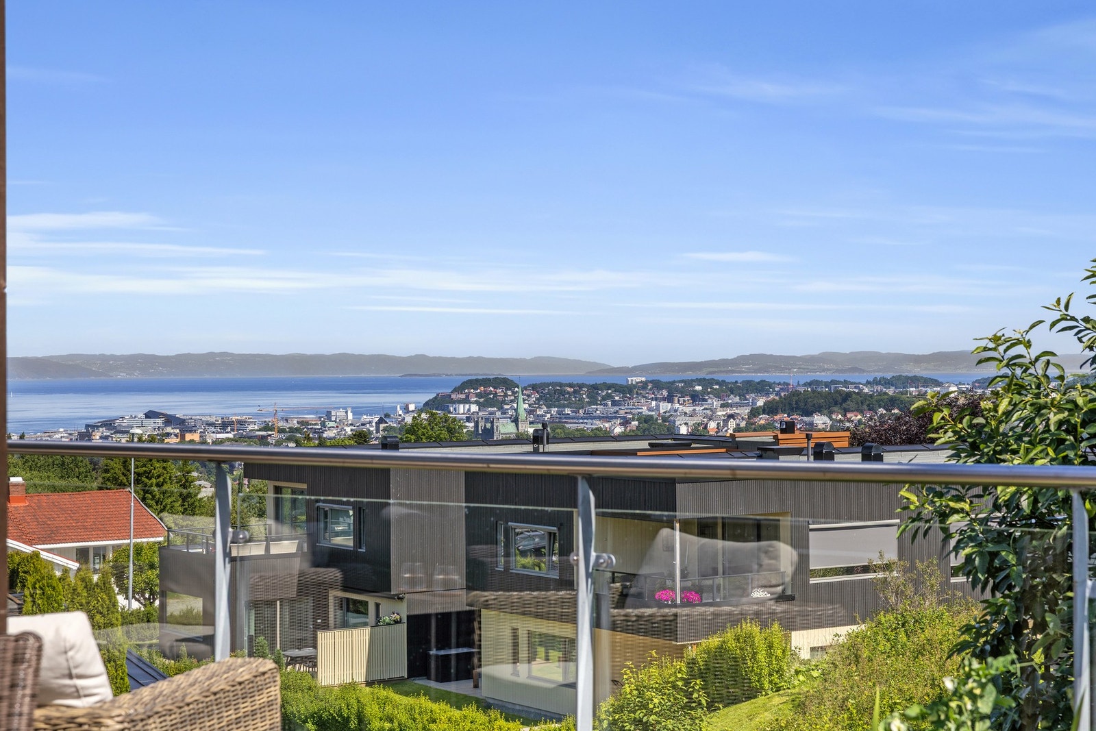 Glassrekkverket på 110 cm er høyere enn standard, og sørger for ekstra sikkerhet for barnefamilien. Galleribilde