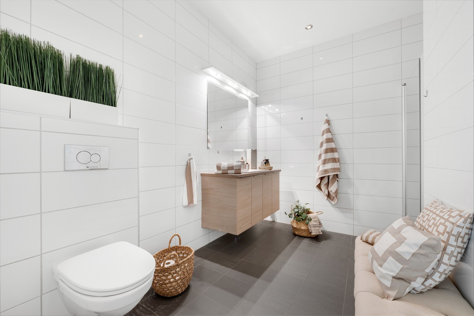 Gjestebad. Badene har doble varmesystem med elektrisk og vannbåren gulvvarme. Galleribilde