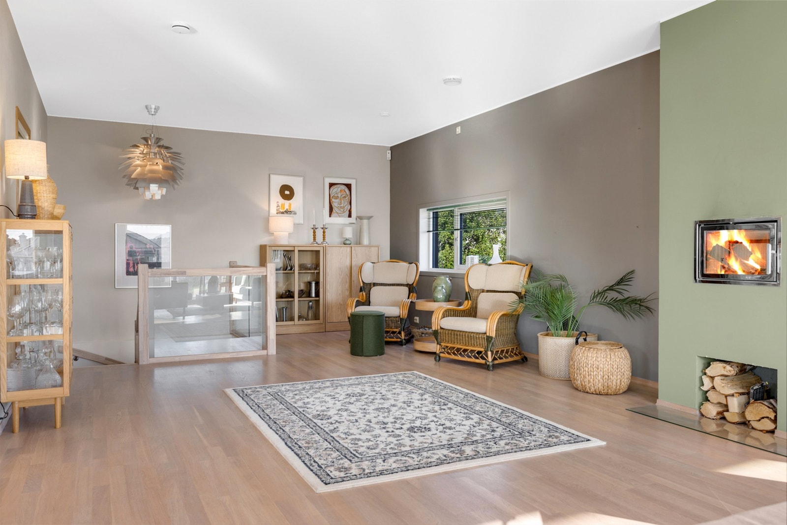 Boligen har vannbåren gulvvarme fra bergvarmepumpe, som gir jevn og energieffektiv oppvarming. Galleribilde