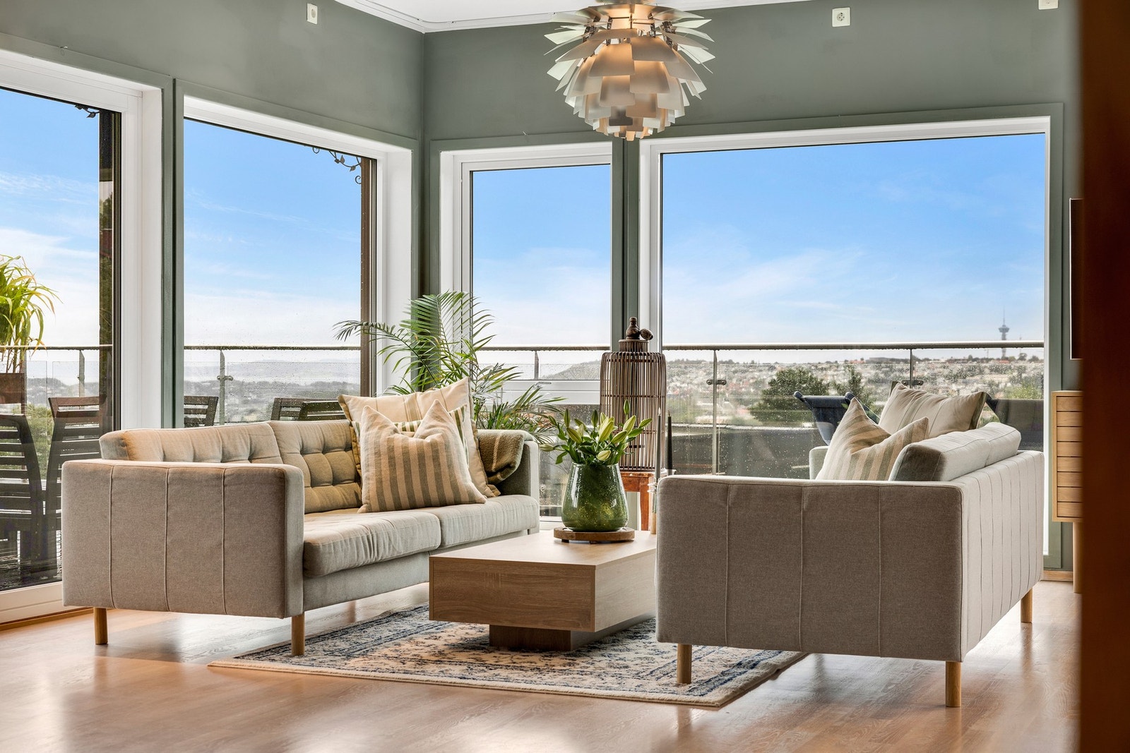 Fra sofaen har du panoramautsikt mot byen, fjorden og flere av Trondheims kjente severdigheter. Galleribilde