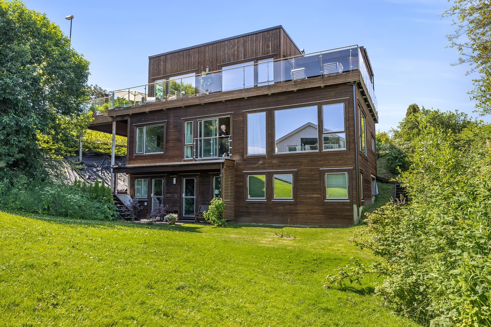 Boligen ligger på attraktive og rolige Havstein, kun 3 km fra Trondheim sentrum. Her bor du høyt og fritt med panoramautsikt over byen, omgitt av grønne omgivelser og nærhet til naturen. Rett ved eiendommen ligger en 9-hulls golfbane - en sjelden luksus i Galleribilde