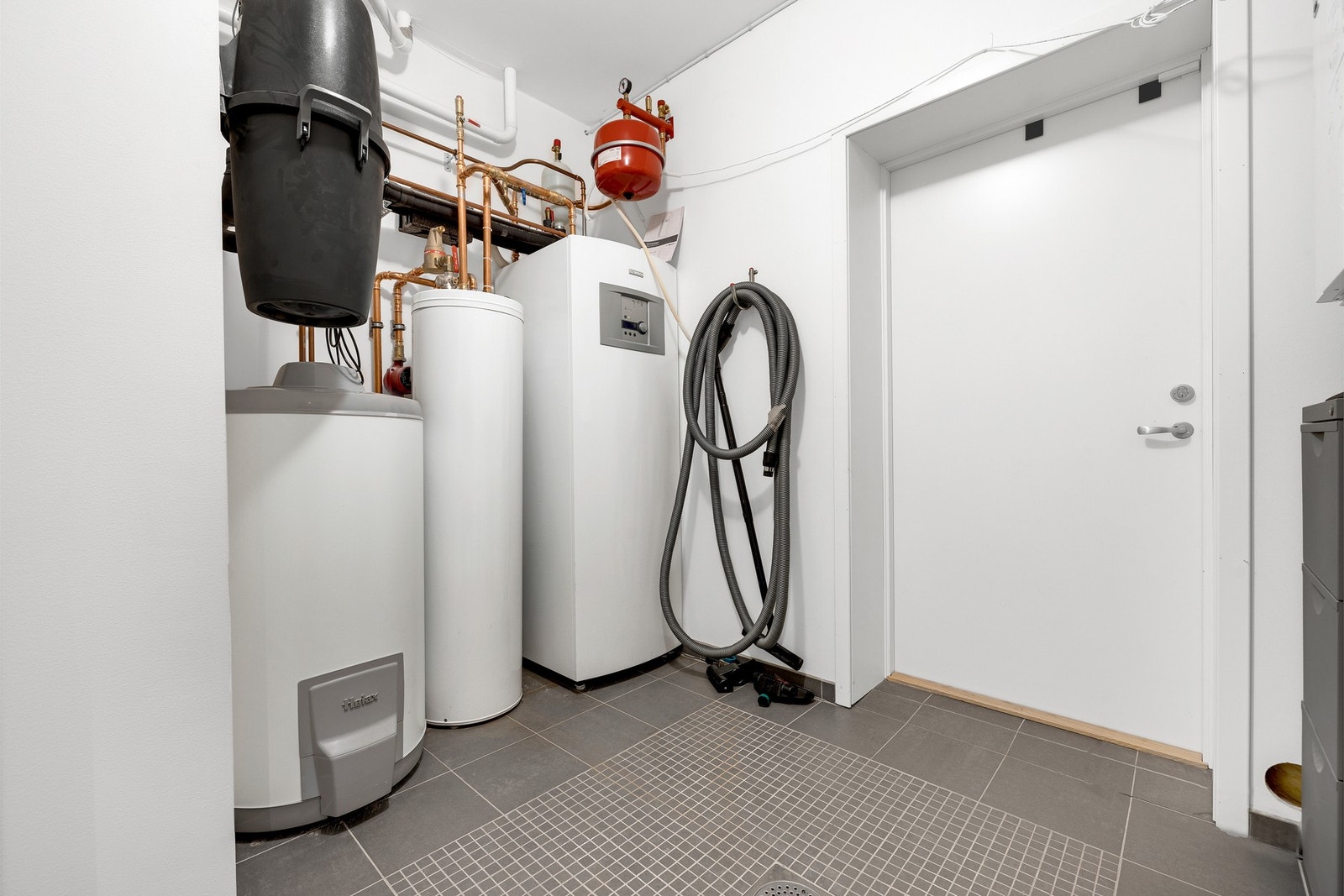 Romslig teknisk rom med god lagringsplass og moderne installasjoner.
Sentralstøvsuger og ventilasjonsaggregat gir høy teknisk standard. Galleribilde