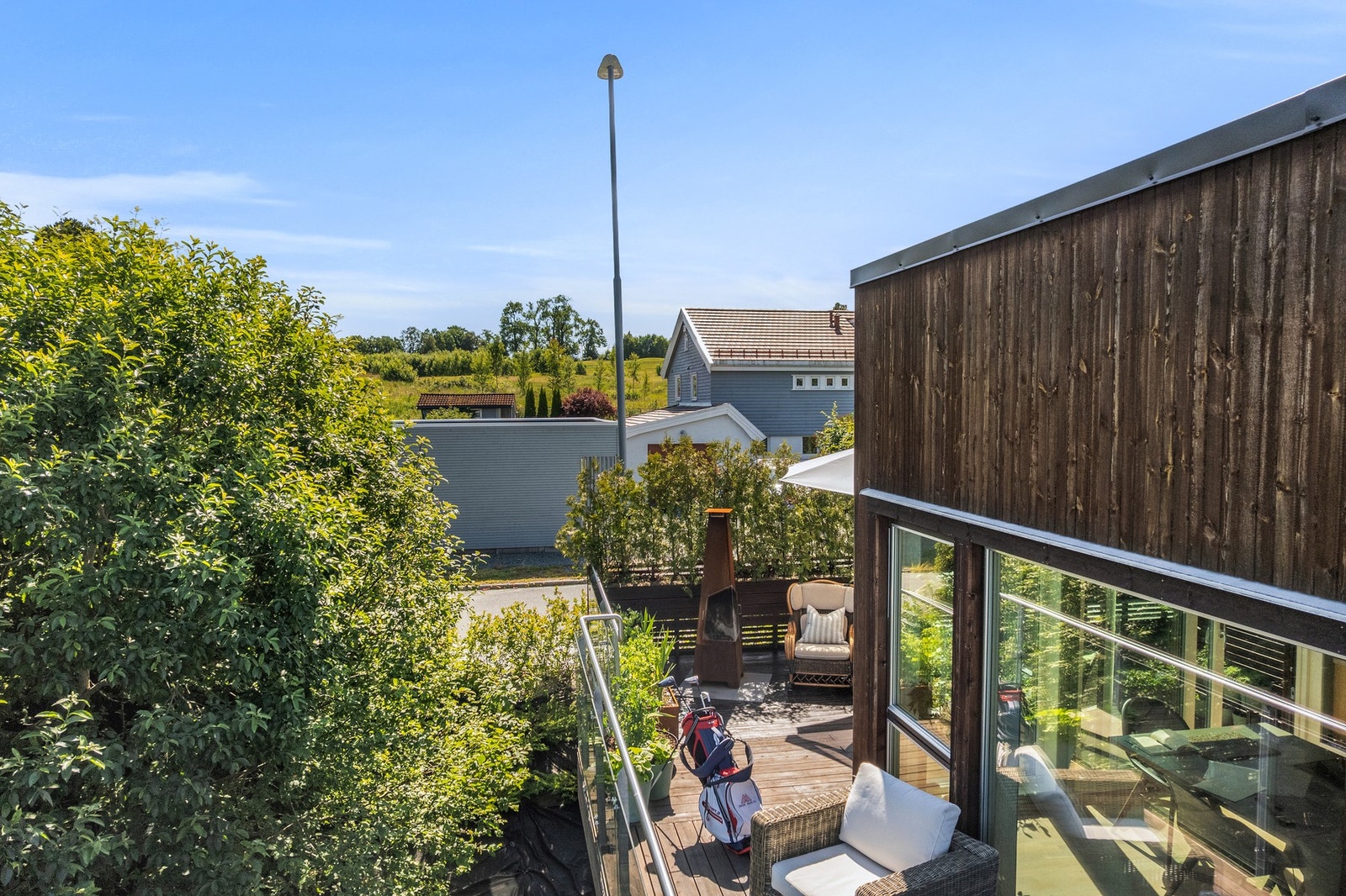 Eiendommen ligger rett ved golfbane man kan se fra veranda. Galleribilde