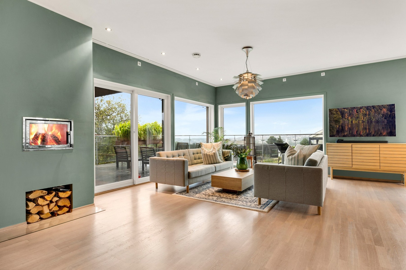 Pen vedovn med dekorativ og integrert vedhylle. Galleribilde