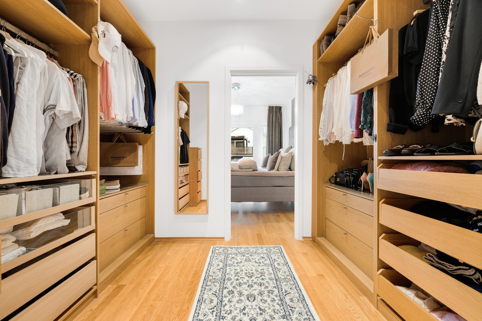 Praktisk walk-in med fastmontert garderobe og parkett.
Rommet gjør det lett å ha organisert oppbevaring av klær og tilbehør. Galleribilde