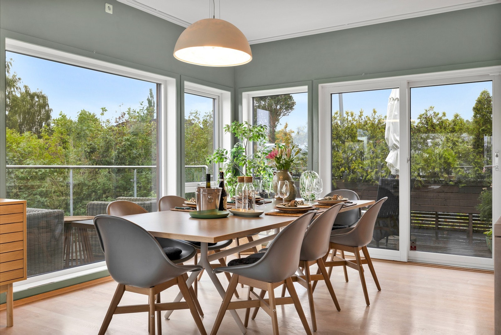 Her er det plass til et stort spisebord, hele familien og flere gjester. Galleribilde