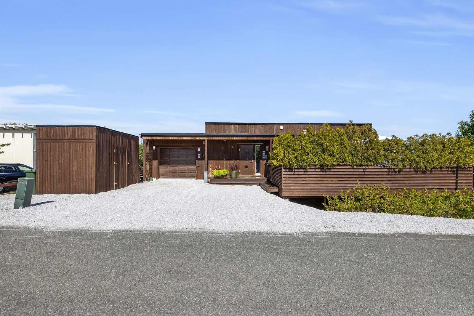 Stor og pent opparbeidet gårdsplass med lys singel og flere oppstillingsplasser. Galleribilde