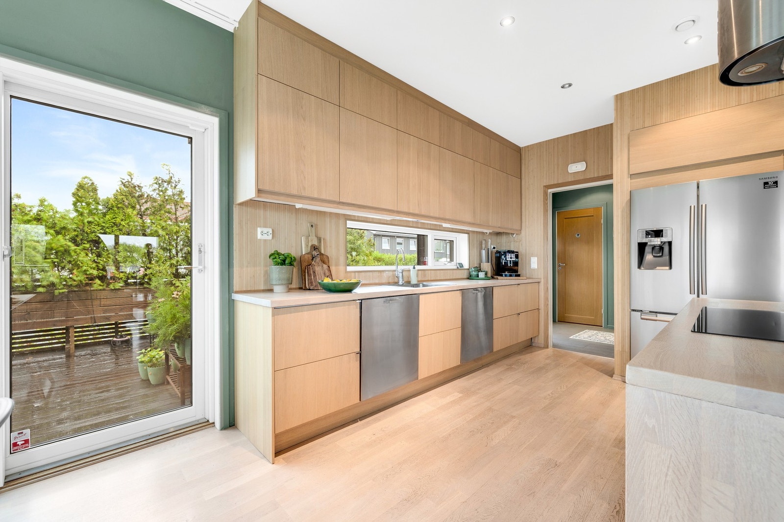 Kjøkkenet har hvitevarer av høy kvalitet. Her er det også dobbelt kjøleskap. Galleribilde