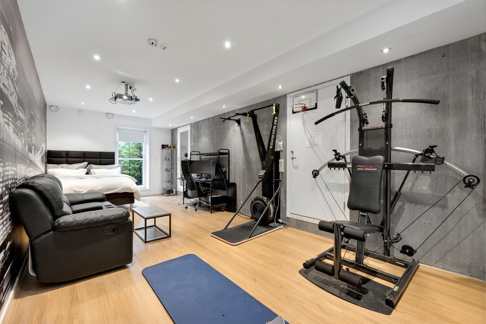 Rommet er svært allsidig med flere innredningsmuligheter. Egen inngang med privat uterom/platting. Galleribilde