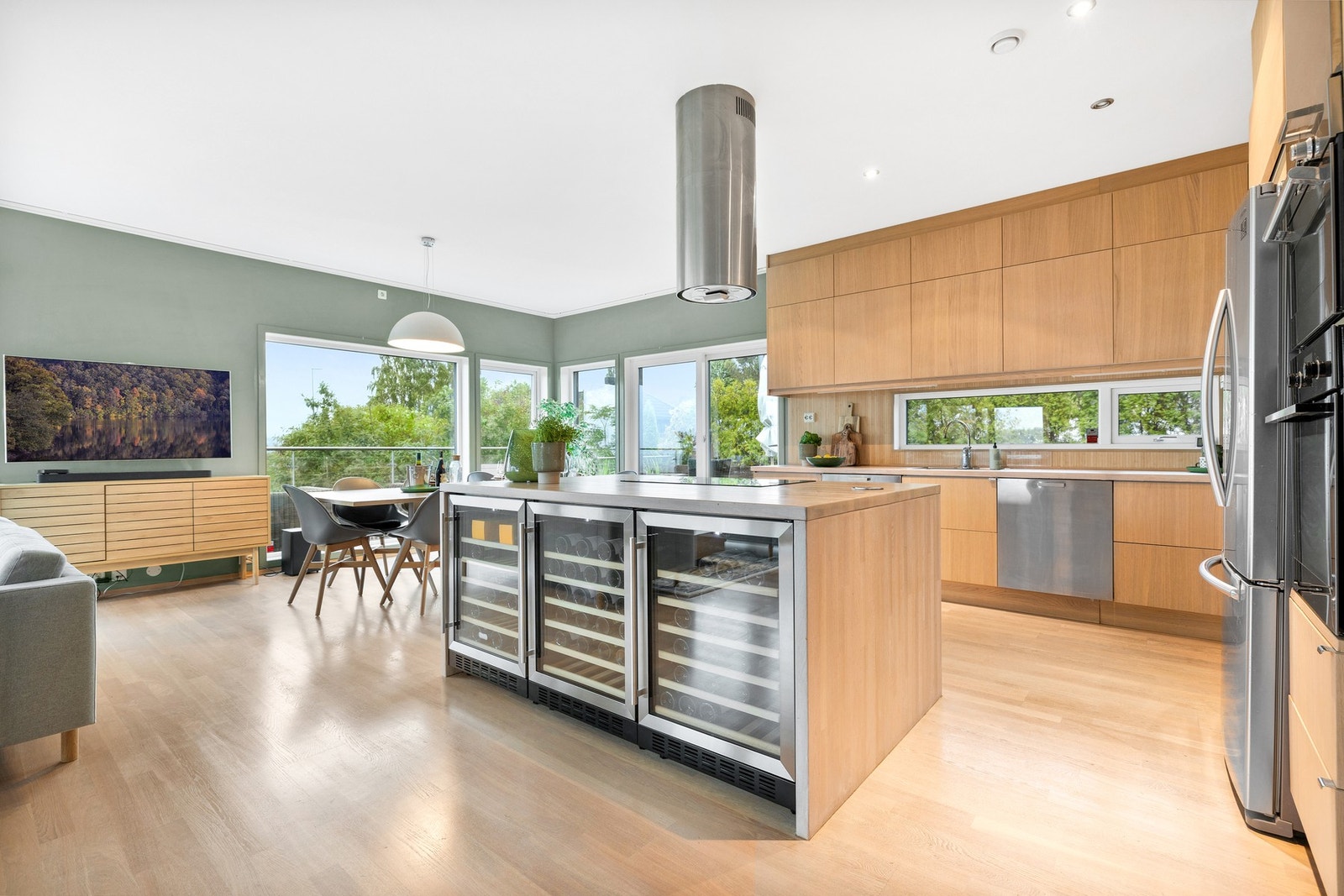 Funksjonelt og stilrent Ikea-kjøkken med oppgraderte fronter, 3 vinskap og 2 oppvaskmaskiner - her er det lagt til rette for storfamilien! Galleribilde