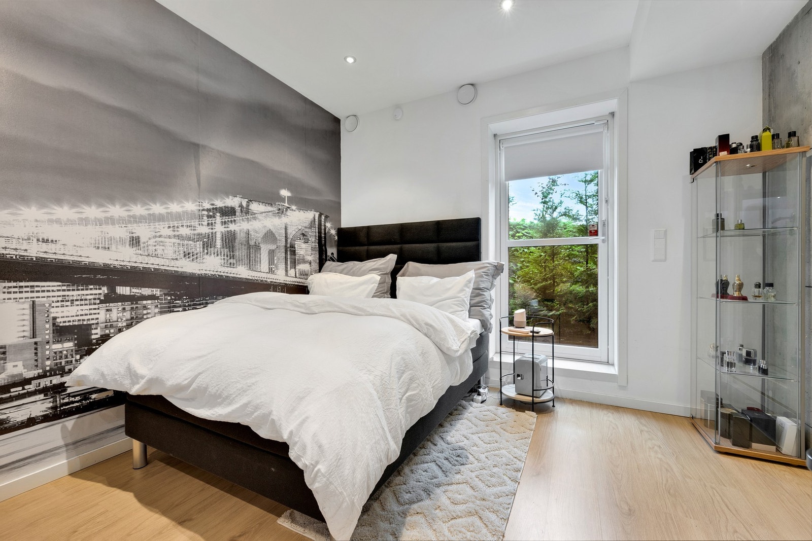 Videre er det et stort rom på hele 28 kvm som i dag er innredet både som gjesterom, mediarom og trimrom.
Rå betongvegg gir et moderne og røft uttrykk.
Kan også brukes som mediarom eller hjemmekontor Galleribilde