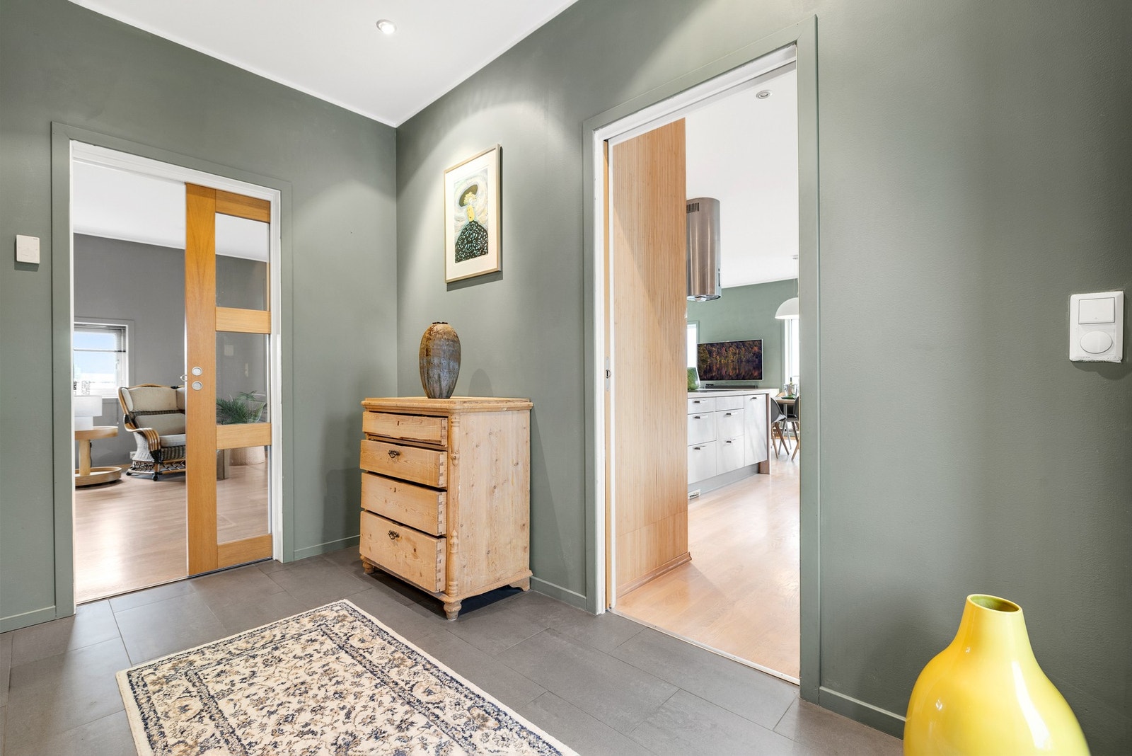 Mellomgang/entré med flislagt gulv og vannbåren gulvvarme. Galleribilde