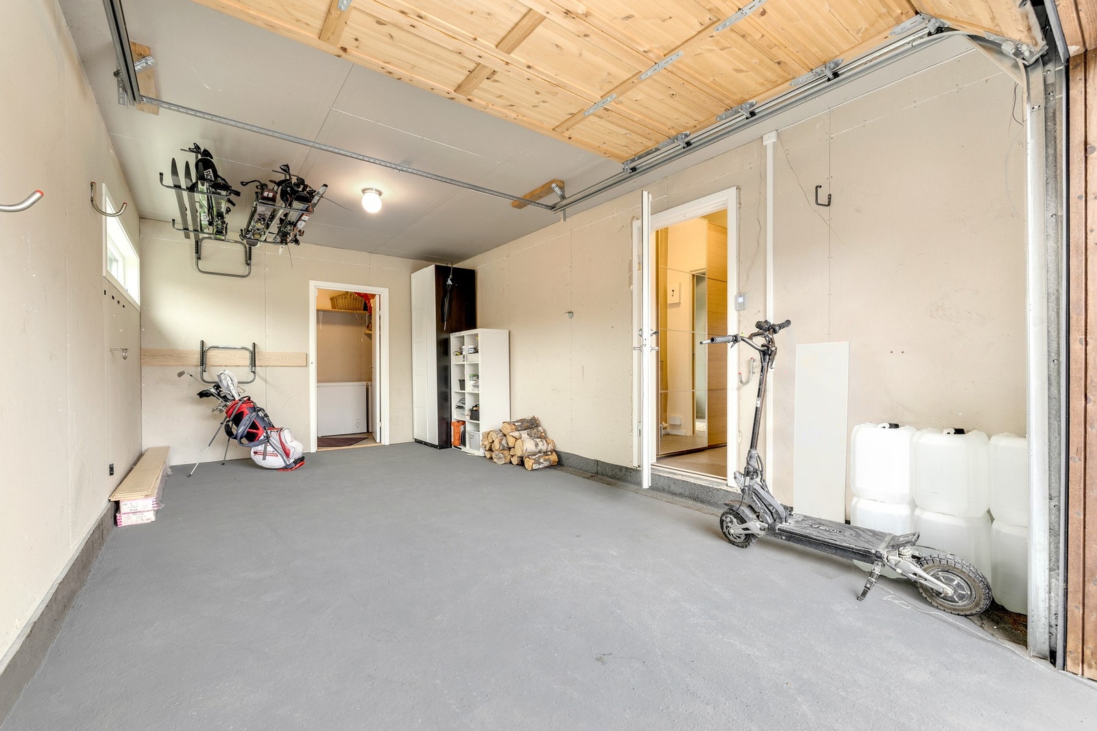 Isolert og meget romslig garasje med leddport og portåpner - direkte adkomst til boligen. Det er montert elbillader. Galleribilde