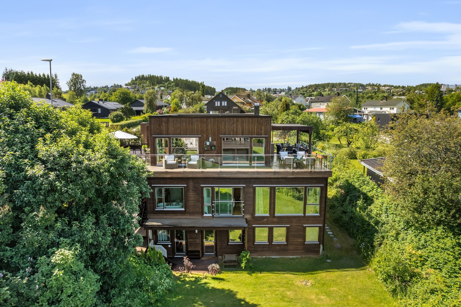 Tomten er meget pent opparbeidet med hekk og beplantning som skjermer for innsyn fra veien. Galleribilde