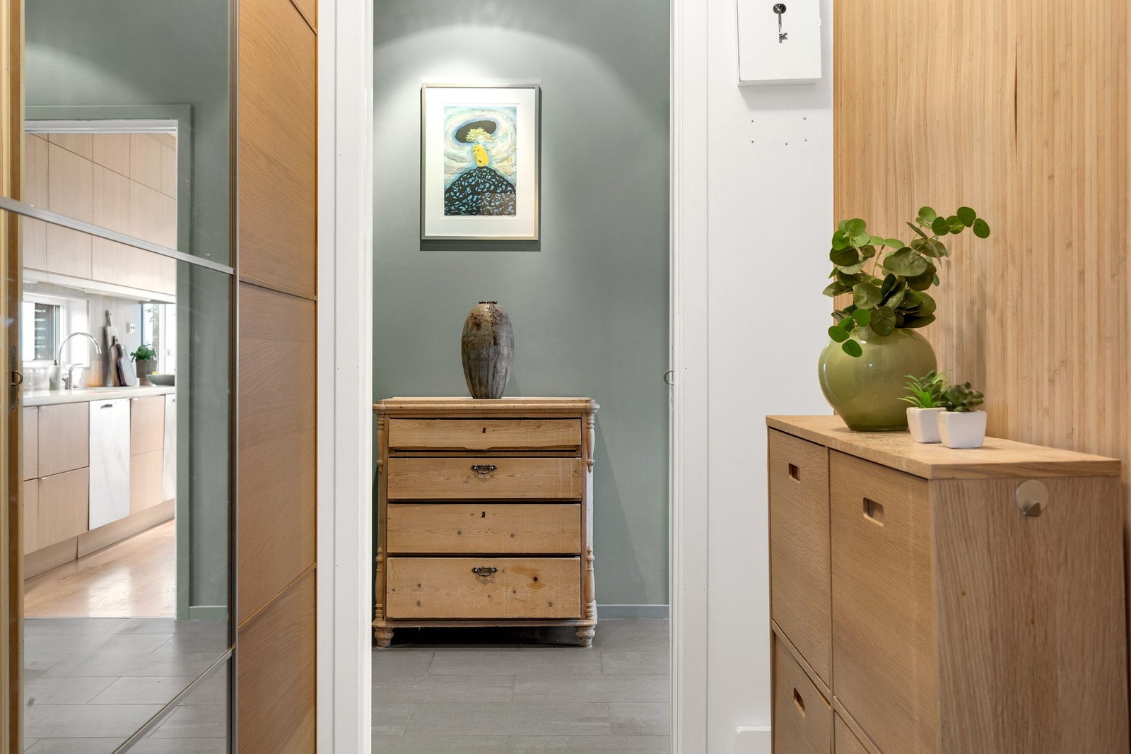 Romslig og praktisk entré med direkte inngang fra garasje. Galleribilde