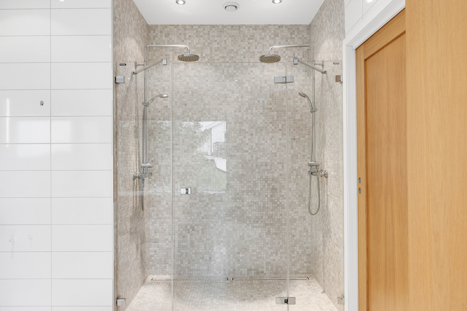 Dobbeldusj med lekre marmorfliser. Galleribilde