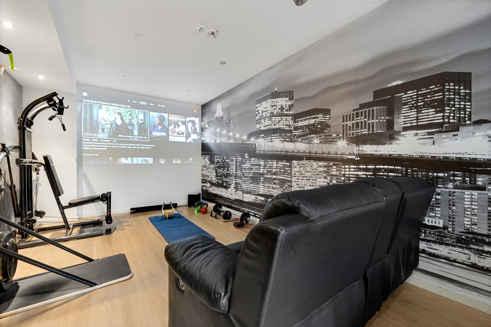 Boligen har et eget ungdomsrom som i dag er innredet som hjemmekino. Dette rommet er populært for hele familien og gir en ekte kinofølelse, med god plass til å møblere og skape den rette atmosfæren. Galleribilde