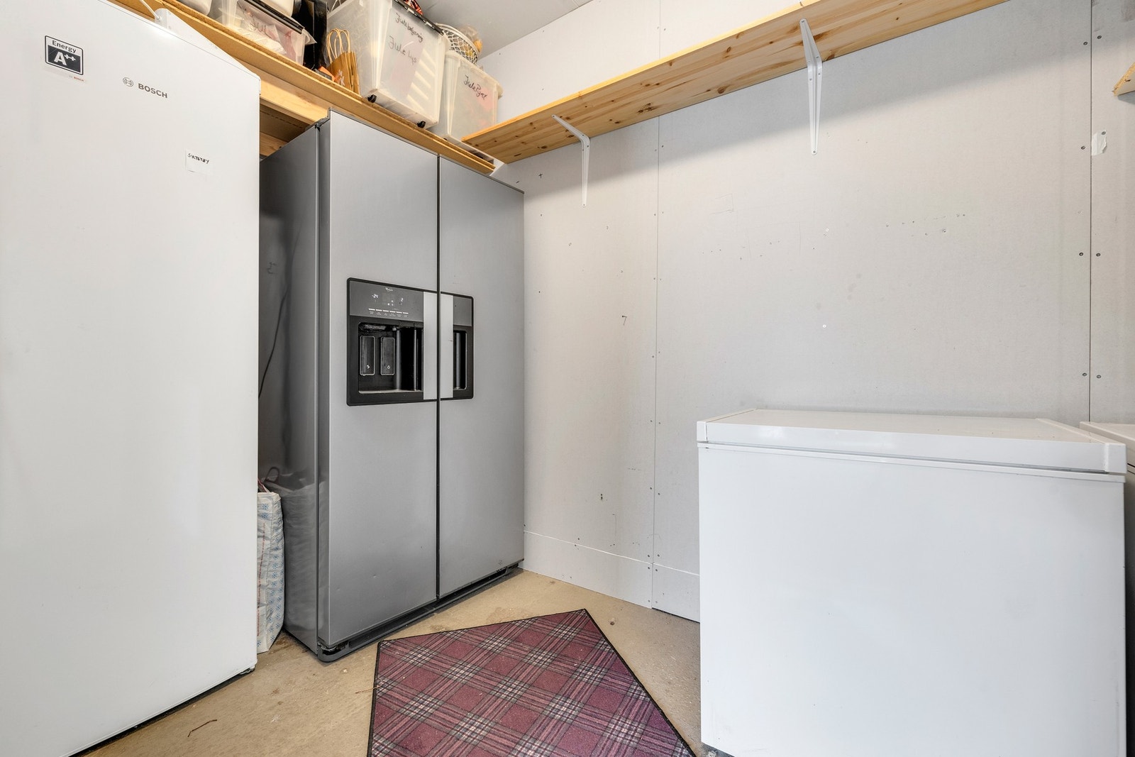 Tilknyttet bod med god lagringsplass, som er tilrettelagt for hvitevarer, tørrvarer og matoppbevaring. Galleribilde