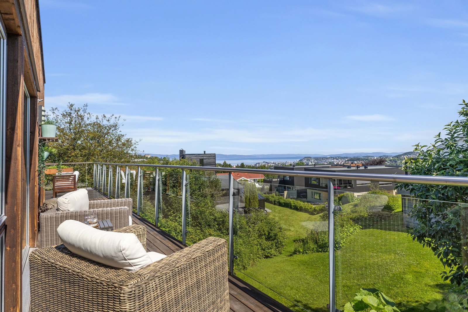 Utsikt mot byen og golfbanen - en perfekt kombinasjon av natur og byliv. Galleribilde