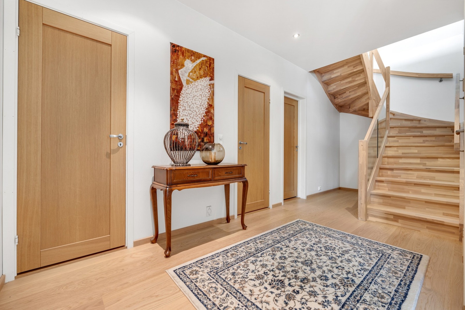 Ny, moderne trapp i ask med glassrekkverk. Galleribilde