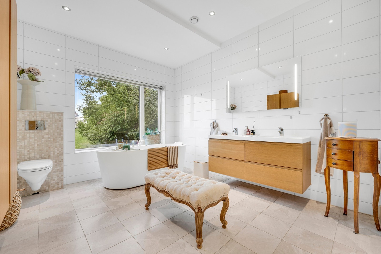 Eksklusivt bad med marmorfliser, dobbeldusj og badekar. Galleribilde