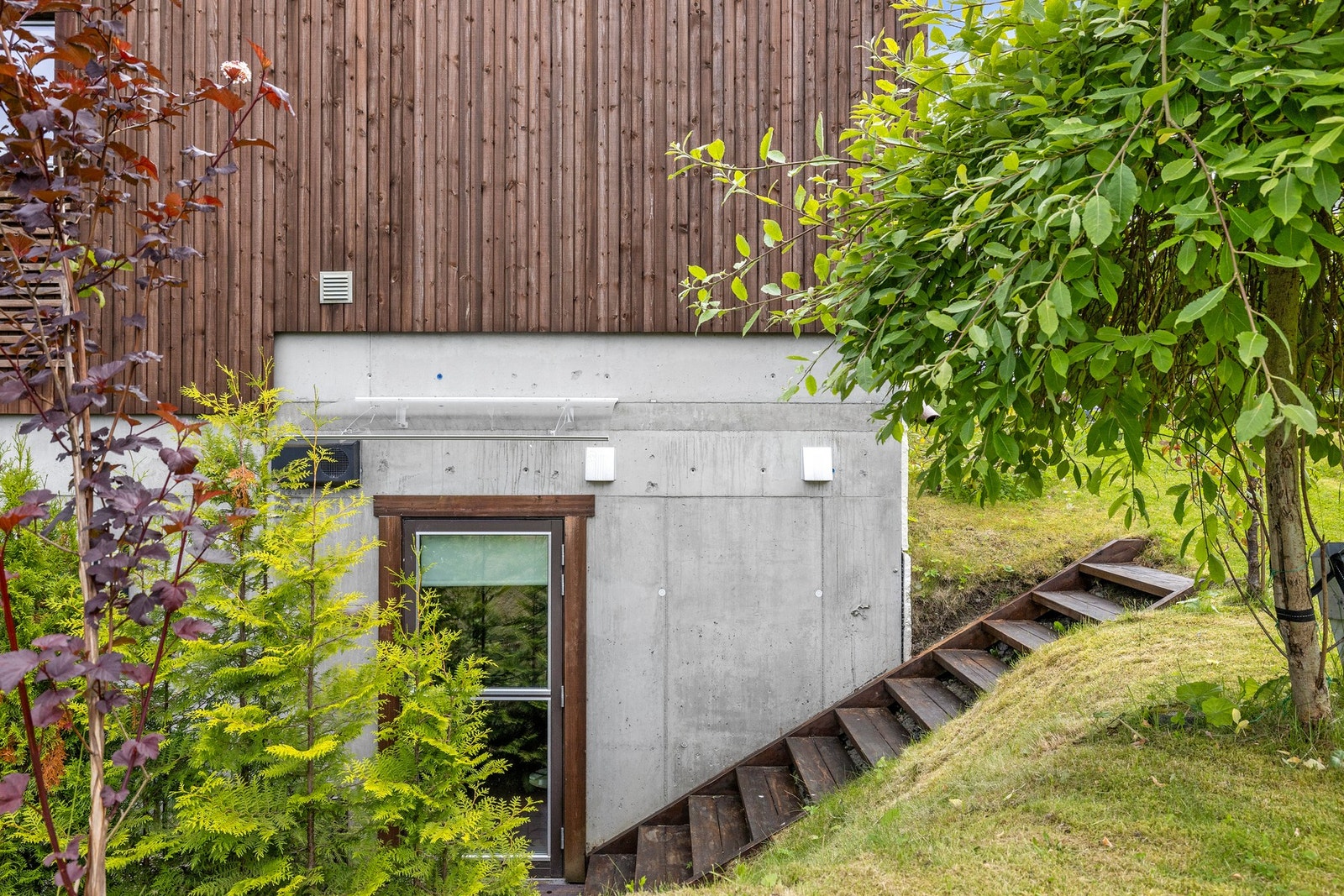 Boligen har en egen inngang til en egen ungdomsavdeling med kino- og treningsrom. Dette er en populær sone for både unge og voksne, hvor man kan samles til filmkvelder eller benytte seg av treningsmulighetene - alt med god plass og en praktisk løsning som Galleribilde