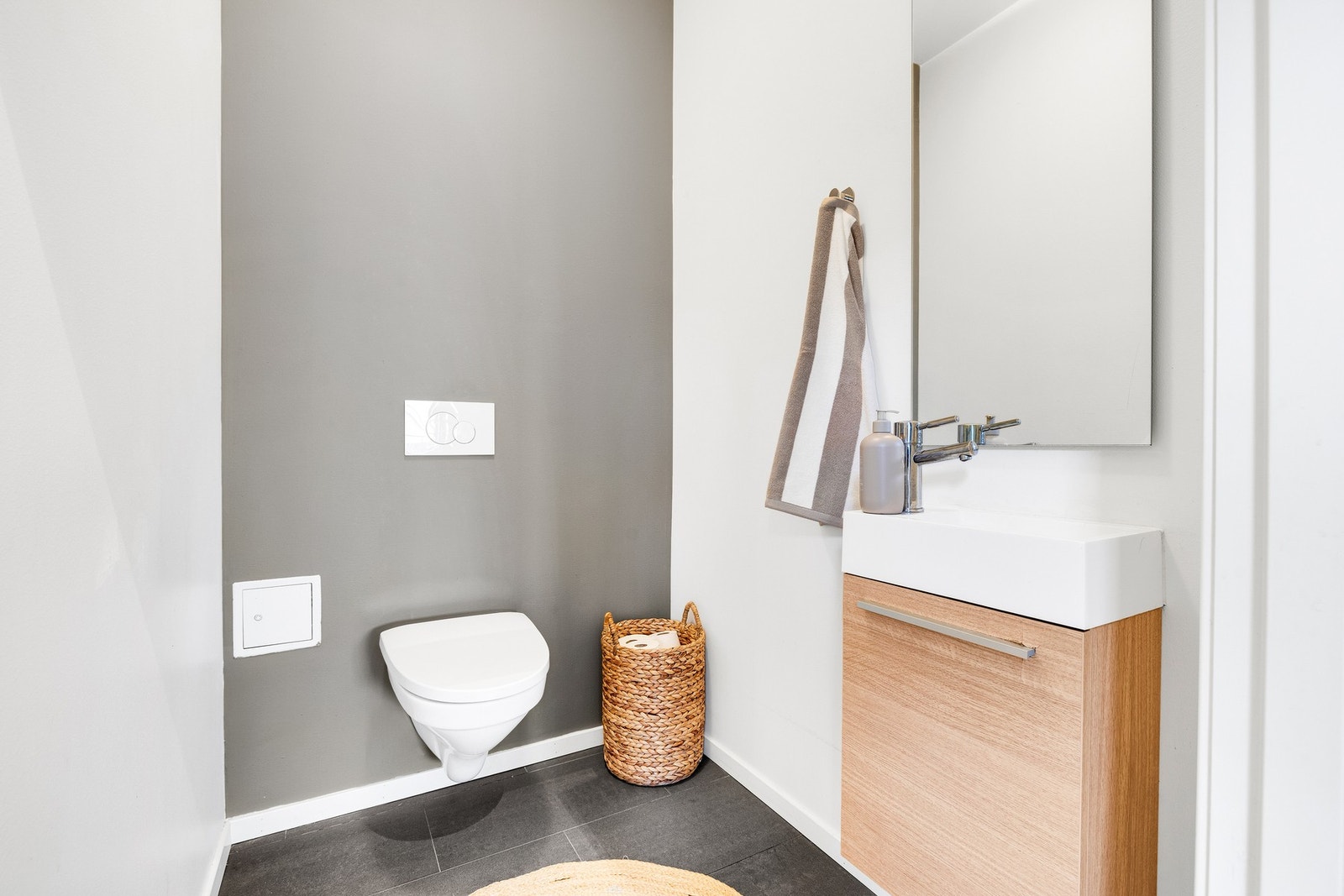 Delikat gjestetoalett med vegghengt WC og flislagt gulv med varme.
Praktisk plassert i tilknytning til inngangspartiet Galleribilde