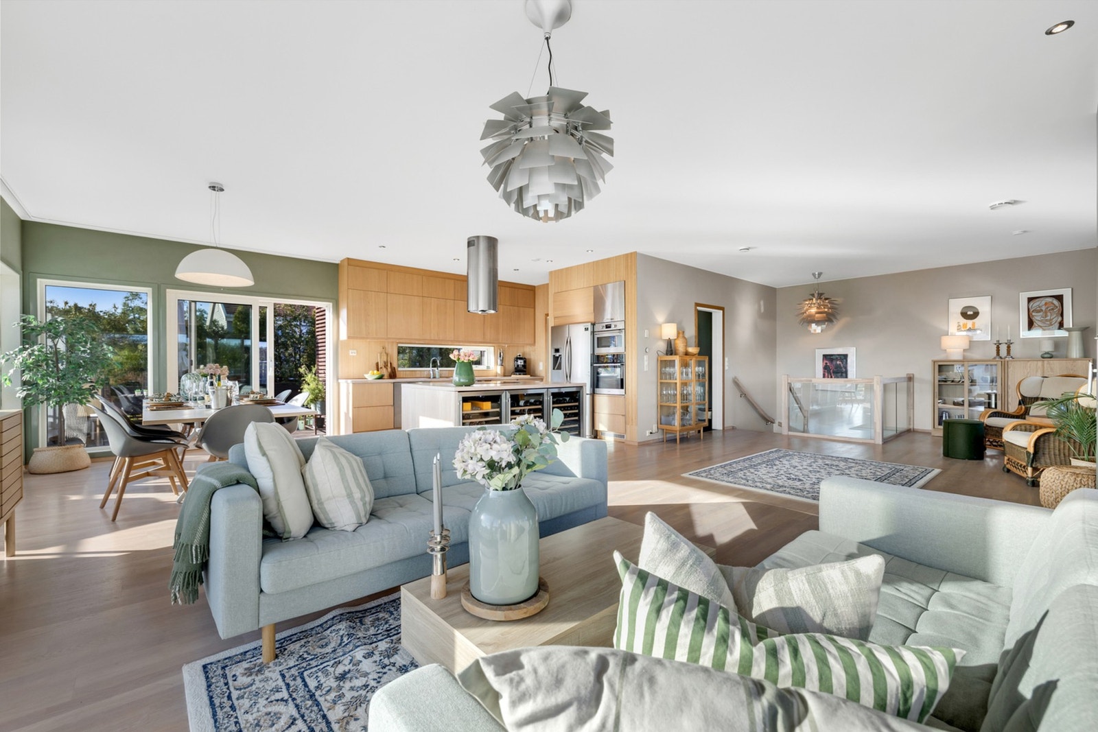 Toppetasjen har en sosial planløsning med kjøkkenøya som et naturlig midtpunkt. Galleribilde