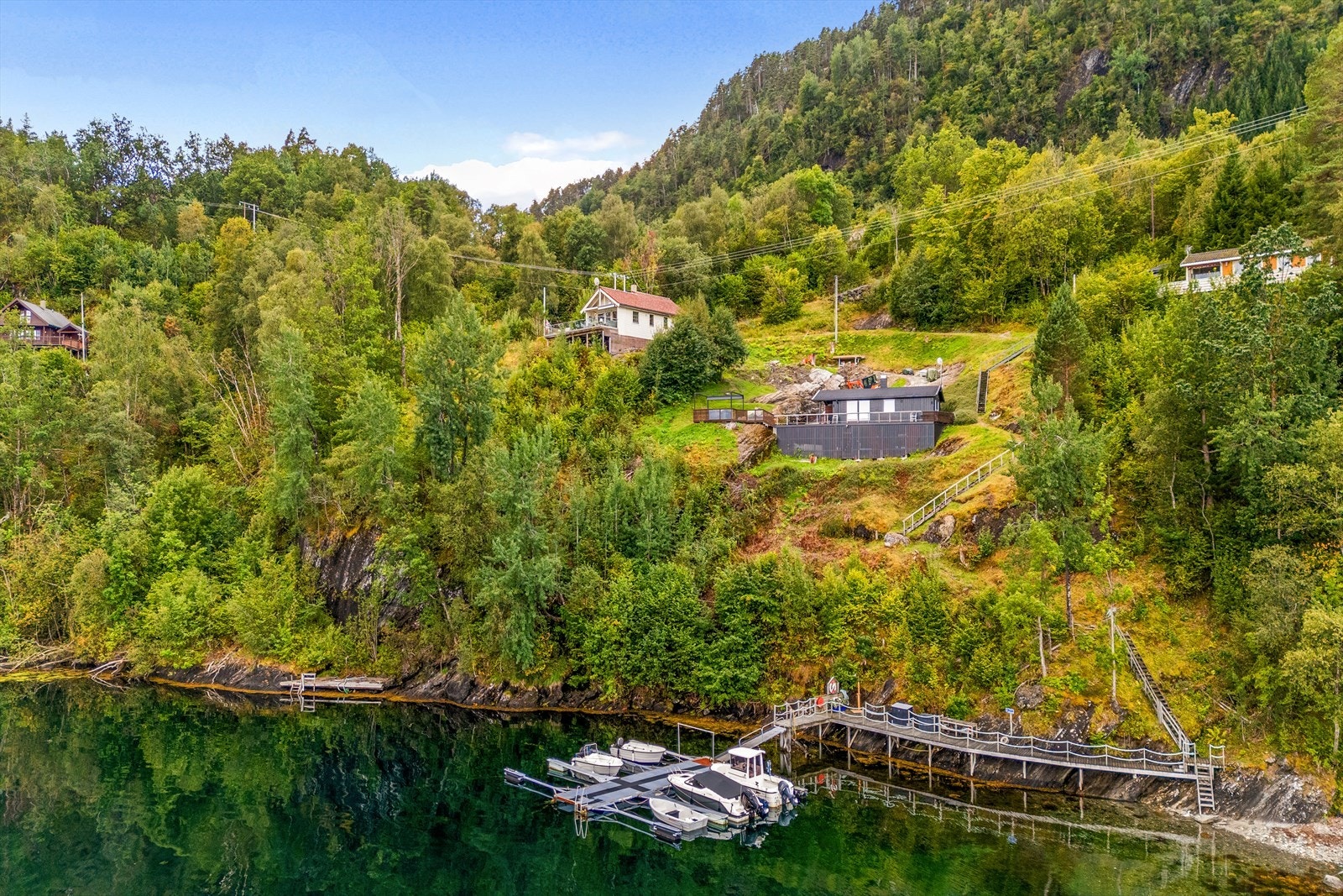 Flott område ved fjorden. Båtplass og badeplass Galleribilde