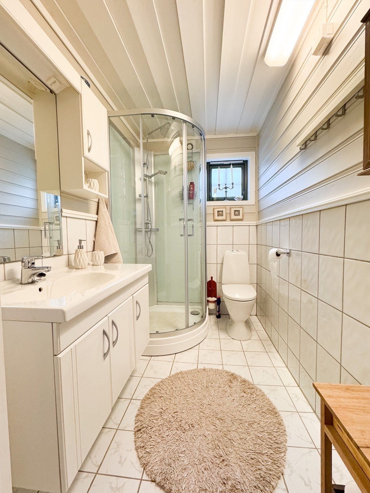 Fint baderom med wc. Galleribilde