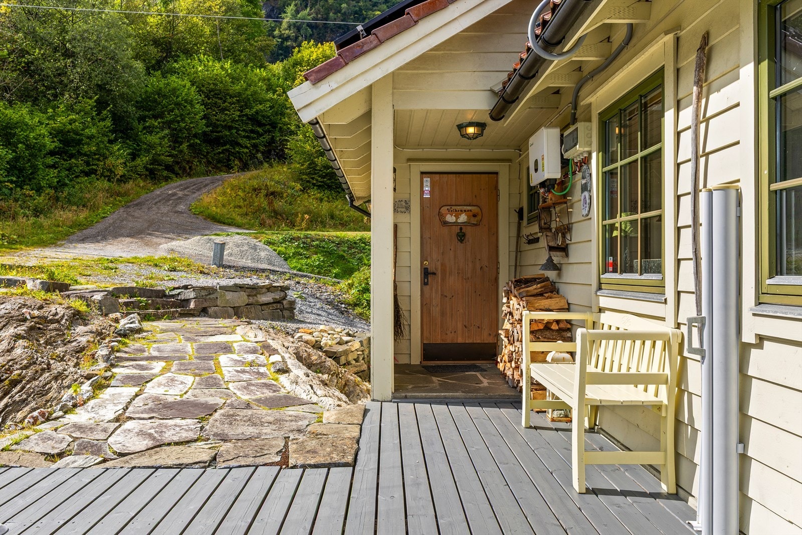 Inngangsparti, og parkering. Galleribilde