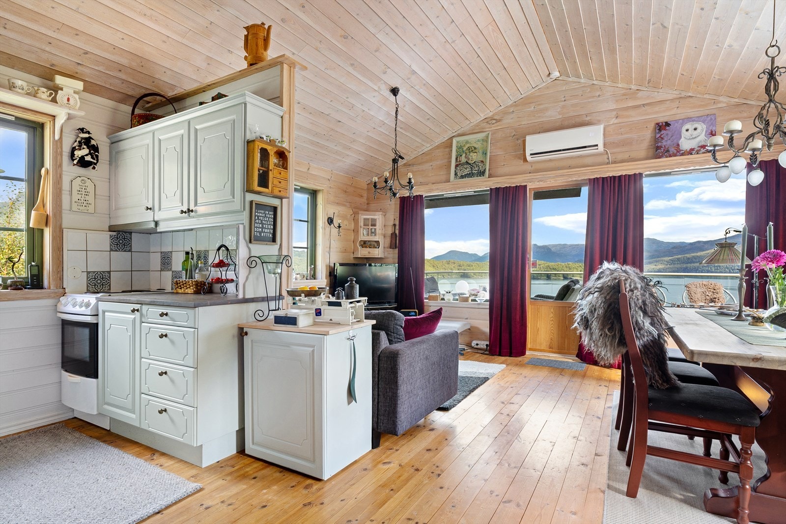 Moderne kjøkken med åpen løsning. Galleribilde