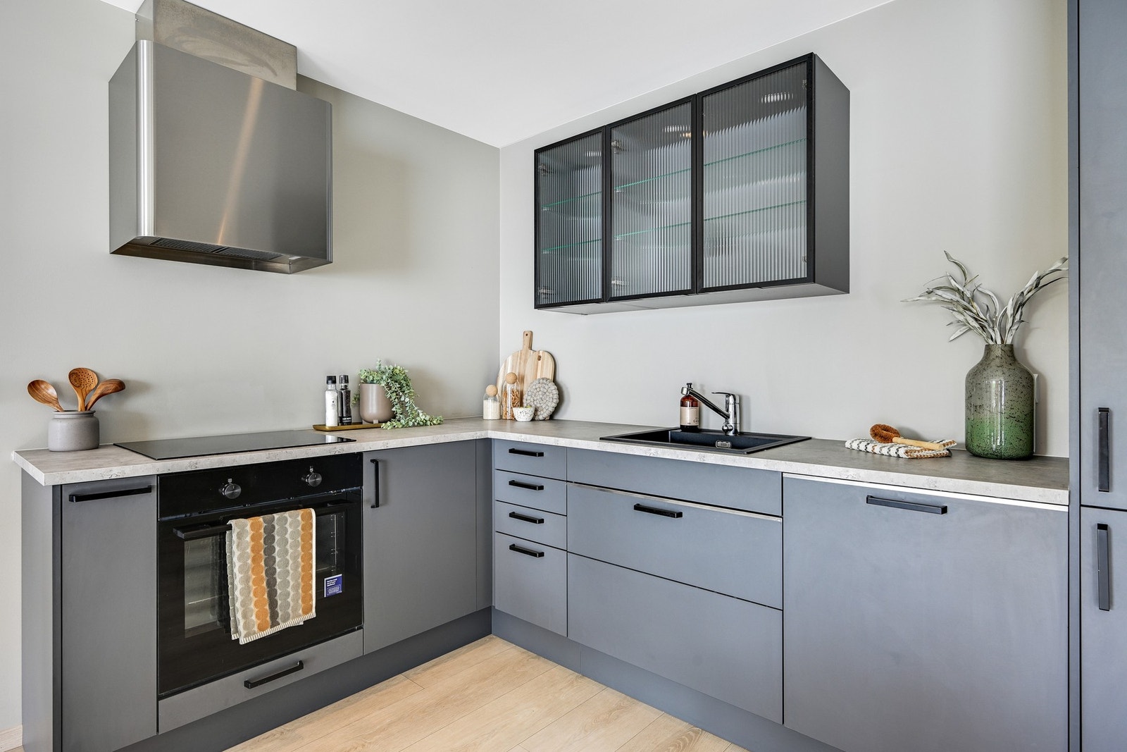 Oppvaskmaskin, stekeovn med induksjonstopp og kjøl-/fryseskap medfølger. Så her er det bare å invitere gjester. Galleribilde