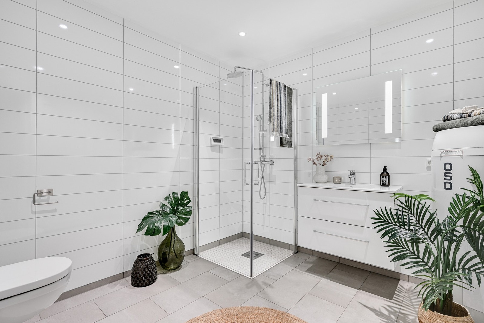 Boligens andre bad finner vi i 1. etasje. Et lyst og pent bad med baderomspanel på vegger og fliser på gulvet. Galleribilde