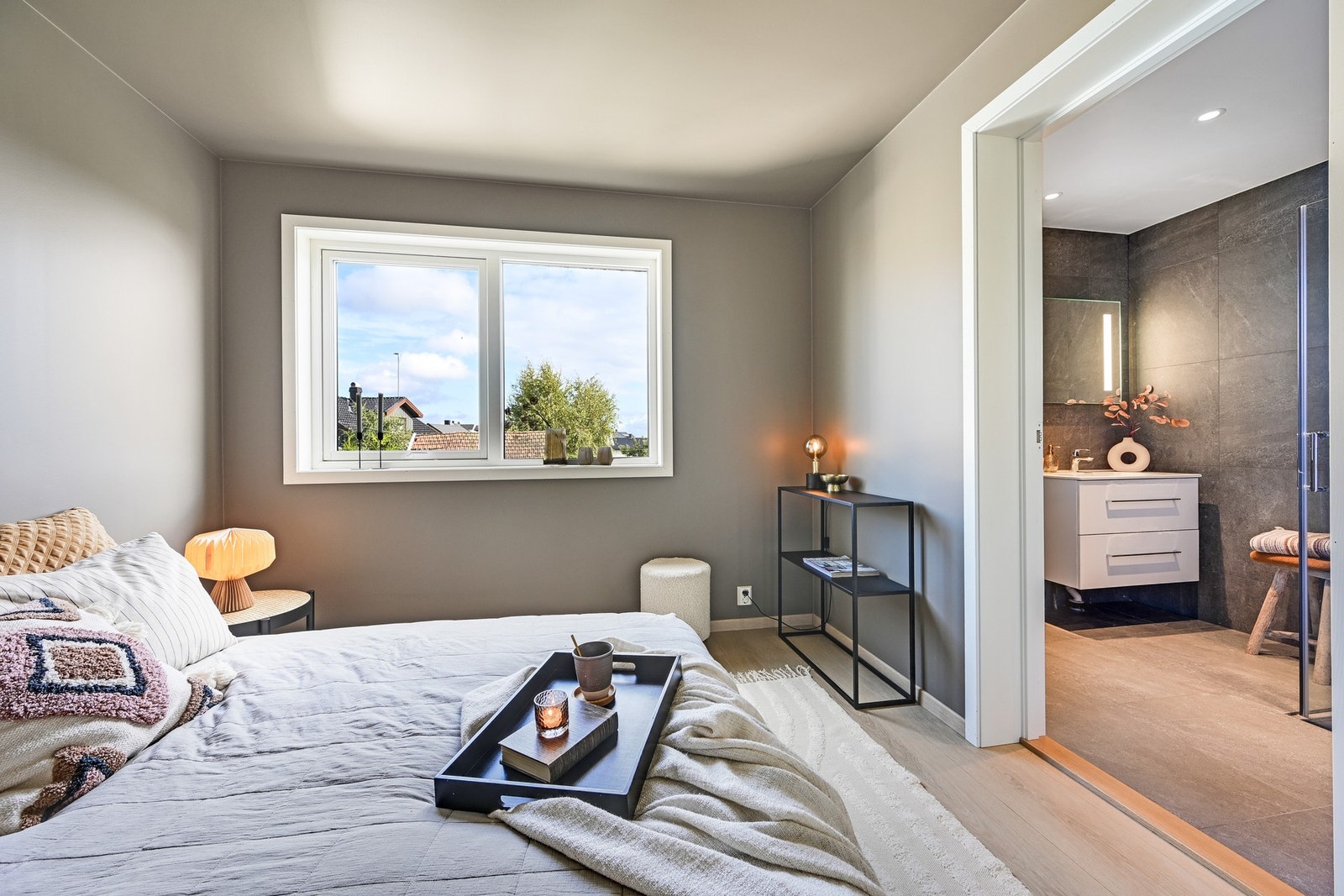Hovedsoverommet ligger i "suite-løsning" med privat bad. Galleribilde