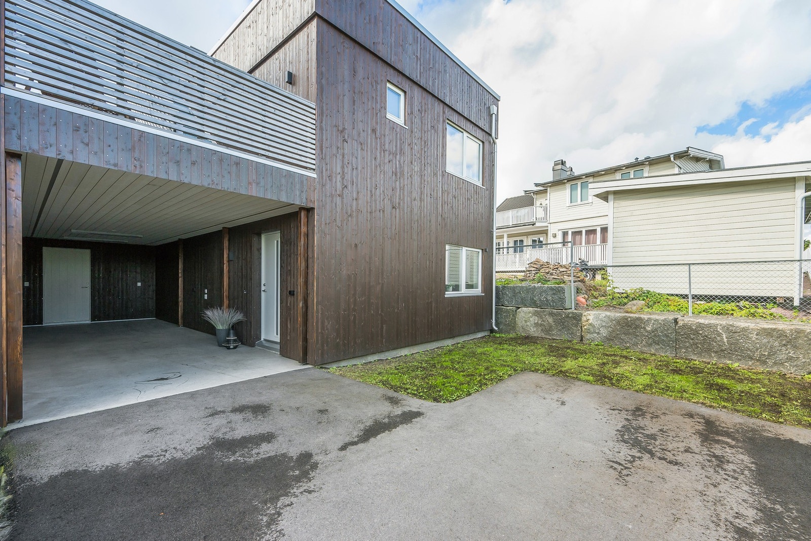 Kjekt med en lang carport og tørrskodd i hus. Det er godt med stikkontakter i carporten og ført frem rør til el. billader. Galleribilde