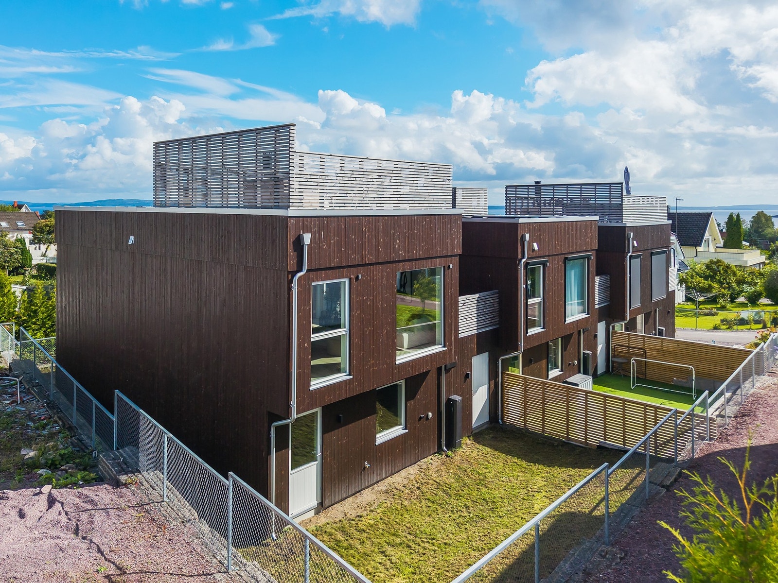 Her får du en bolig som passer både for barnefamilien - med kun få minutters gange til skole og barnehage - og for voksne som ønsker seg en nyere, lettstelt bolig med god plass til både barn, barnebarn og gjester. Galleribilde