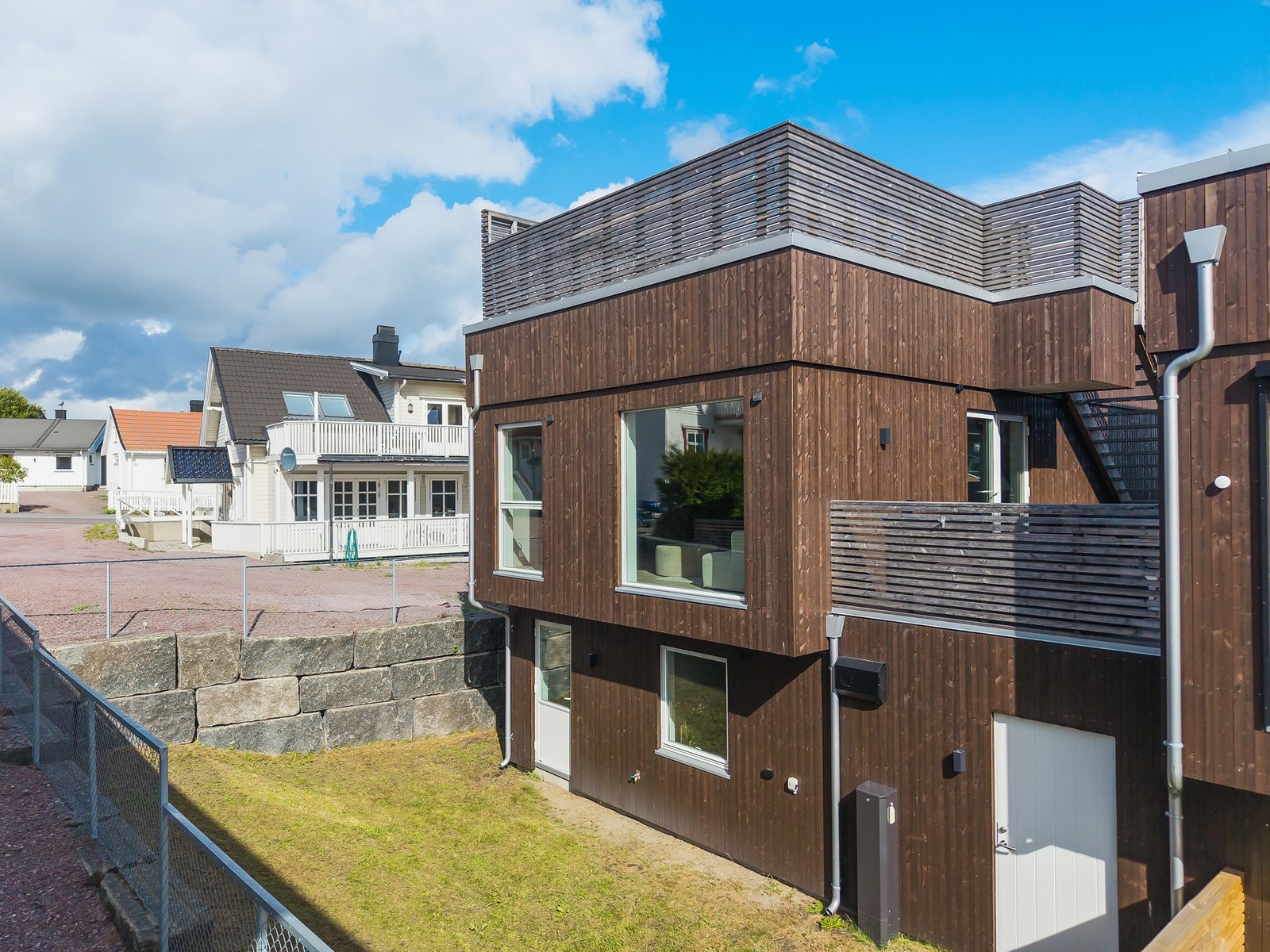 Velkommen til en nyere og innflyttingsklar enebolig i rekke fra 2023 på populære Tveiten. Lettstelt tomt og store vindusflater mot syd - døren til høyre er inn til sportsboden. Galleribilde