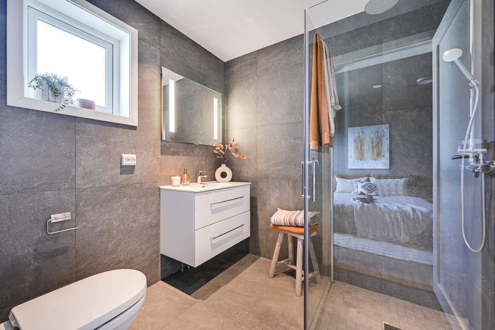 Pent og flislagt bad i 2. etasje med gulvvarme. Galleribilde