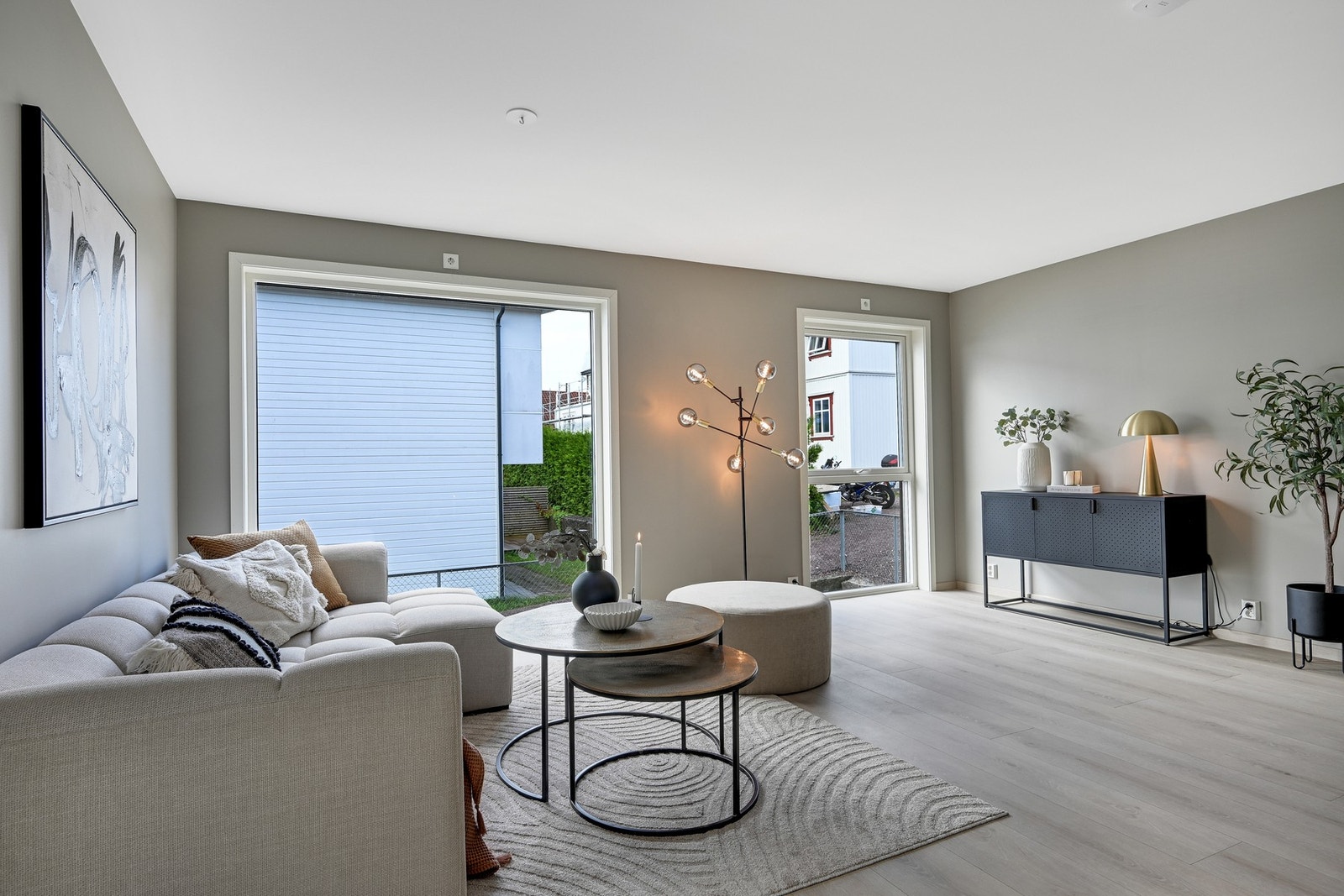 Store vinduer gir rikelig med naturlig lys inn i rommet. Galleribilde