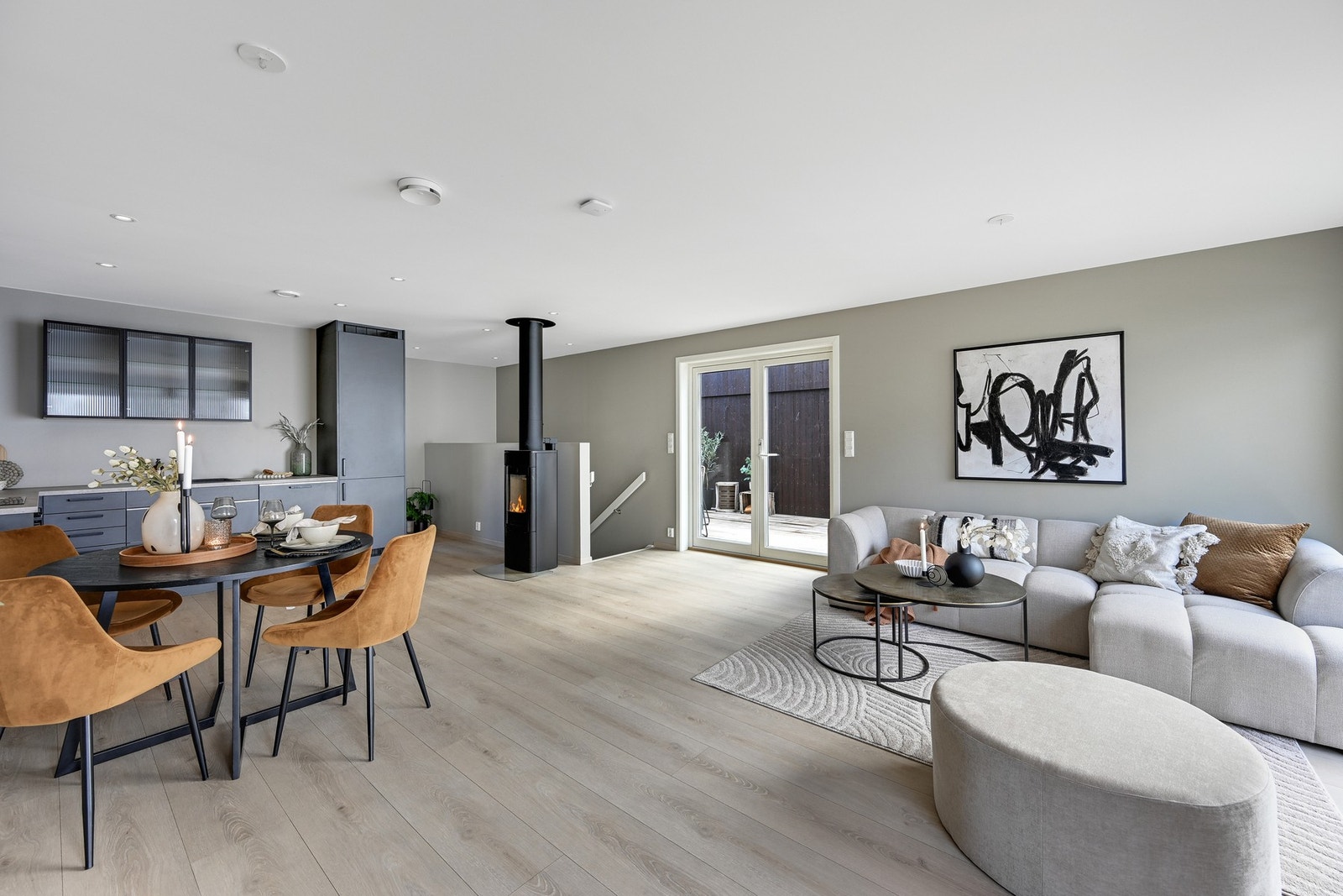 Stue/kjøkken ligger i åpen løsning - så her har "kokken" full kontroll over gjestene under matlagingen. Galleribilde