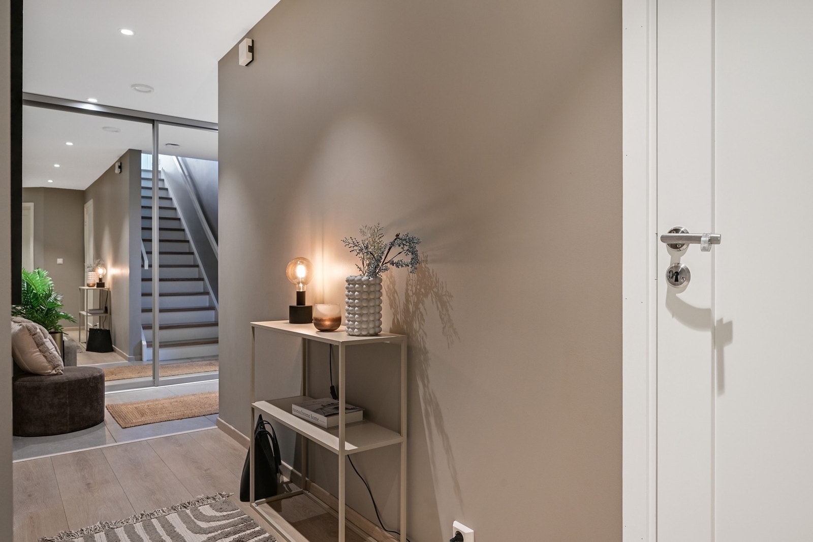 Her ser vi fra gangen mot entréen i 1. etasje. Døren til høyre fører til boden under trappen. Galleribilde