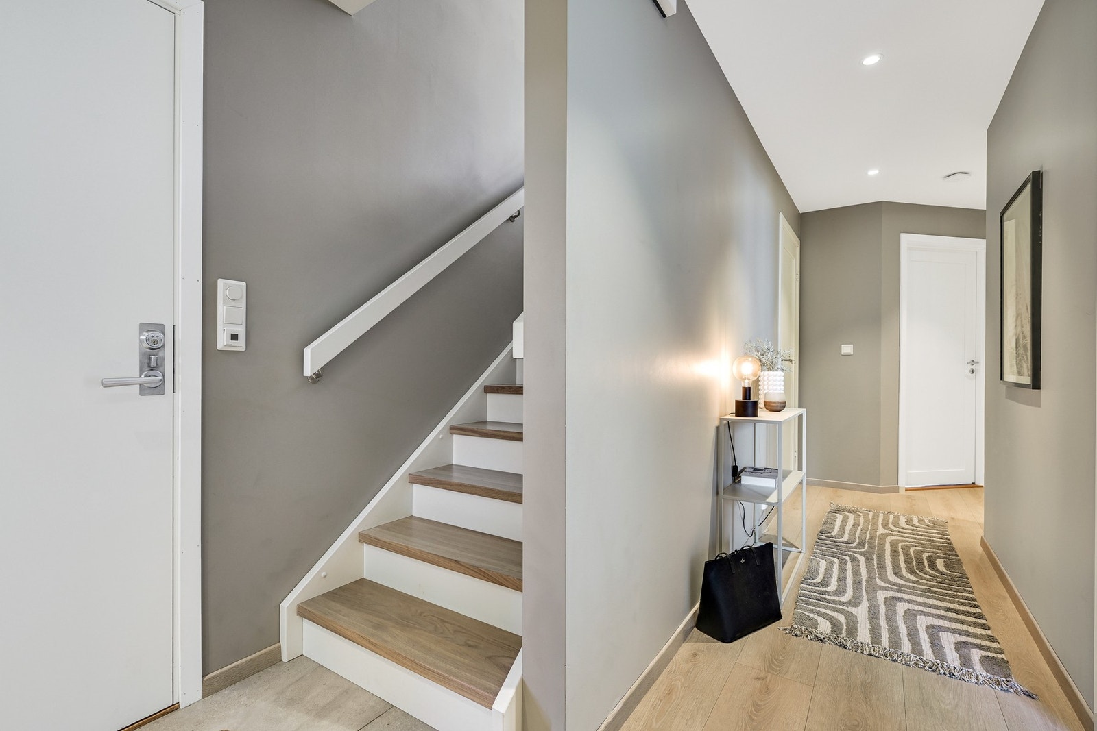 Lys og pen gang med trapp opp til 2. etasje. Galleribilde