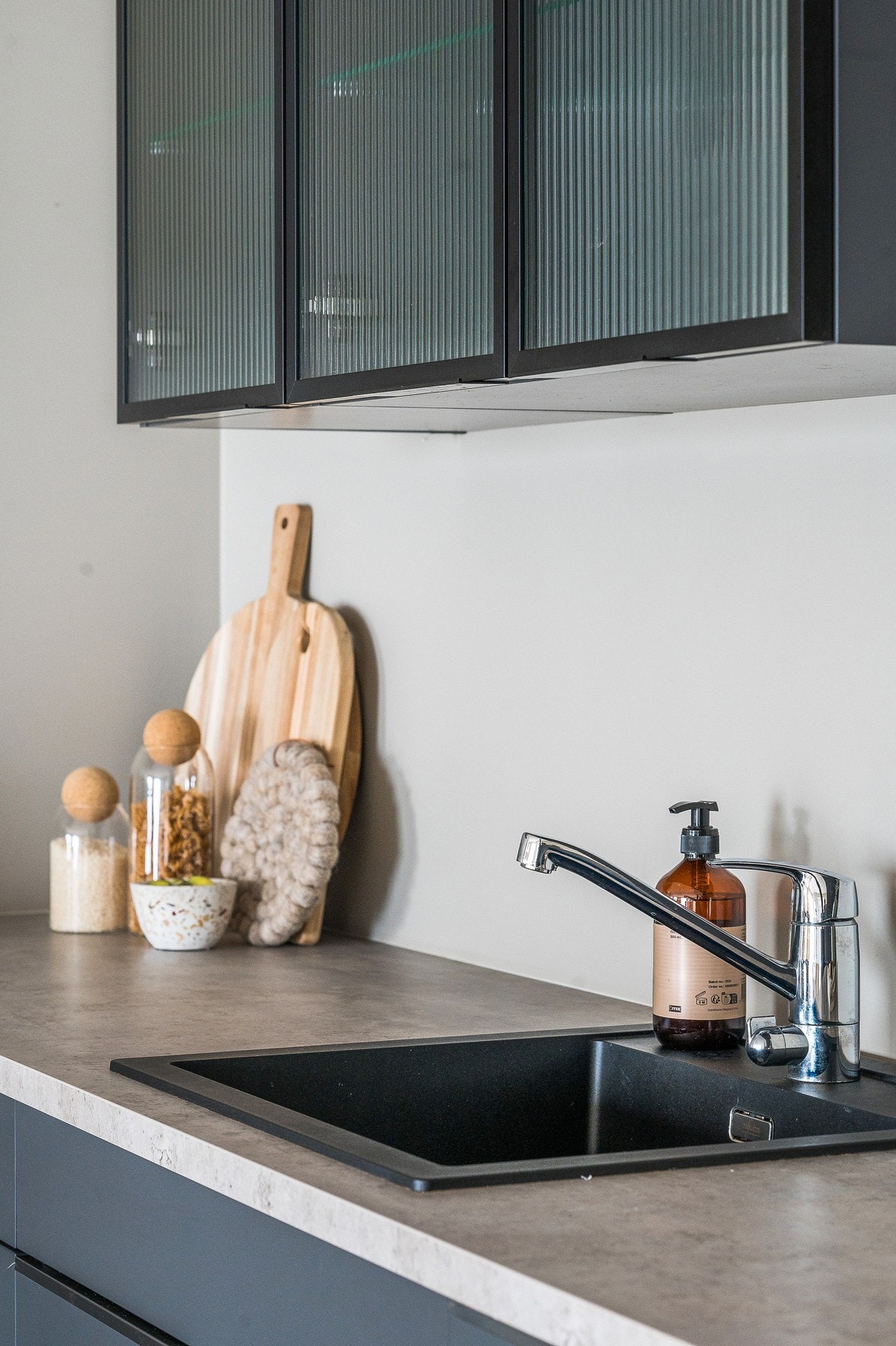 Sort oppvaskkum med 1-greps blandebatteri og automatisk lekkasjestopper Galleribilde