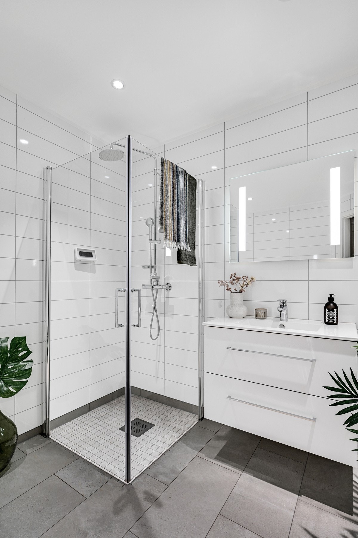 I tillegg har badet i 1. etasje varmtvannstank og opplegg for vaskemaskin. Galleribilde