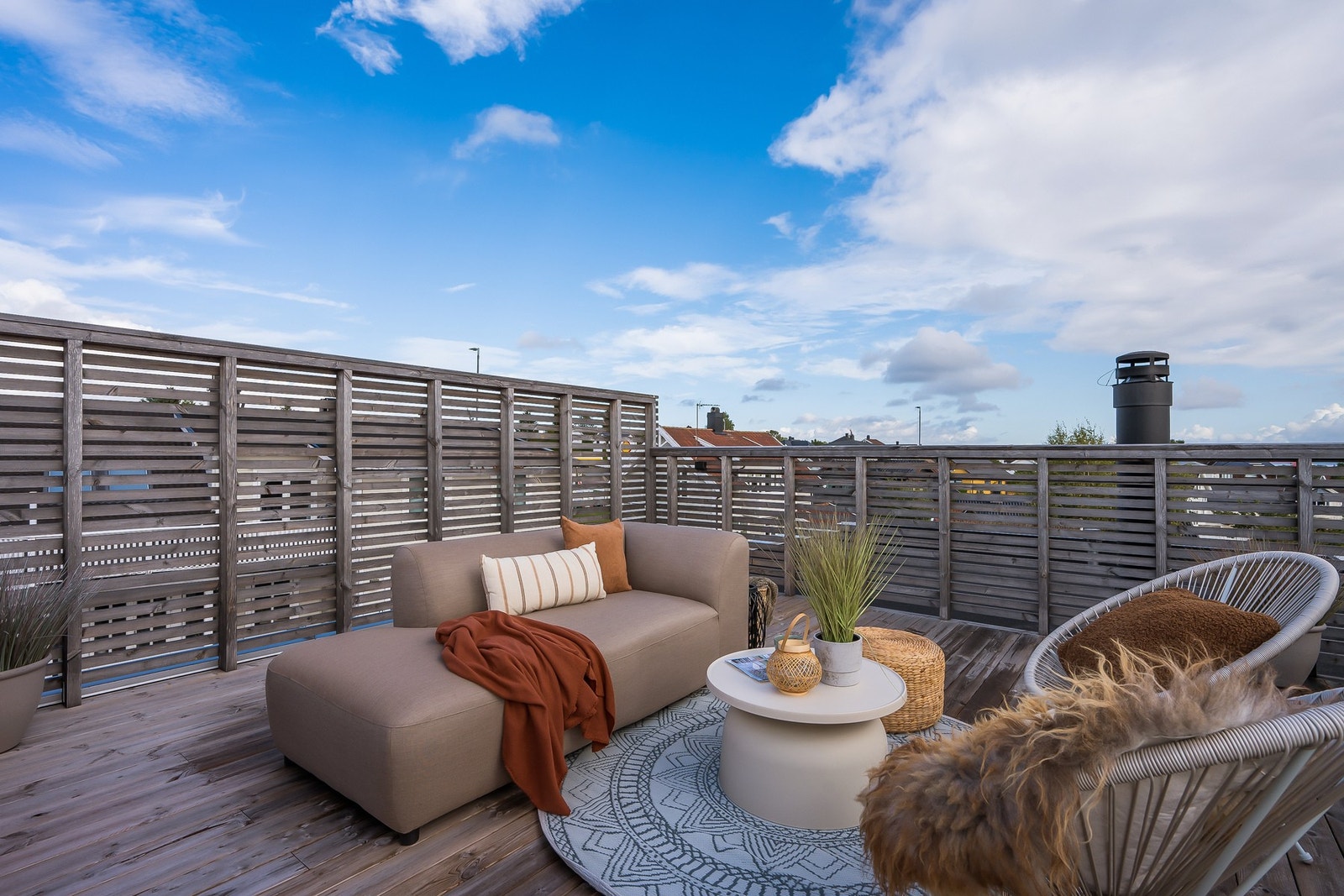 Takterrassen har sol fra morgen til kveld - så her er det bare å invitere både venner og familie til selskapligheter. Galleribilde