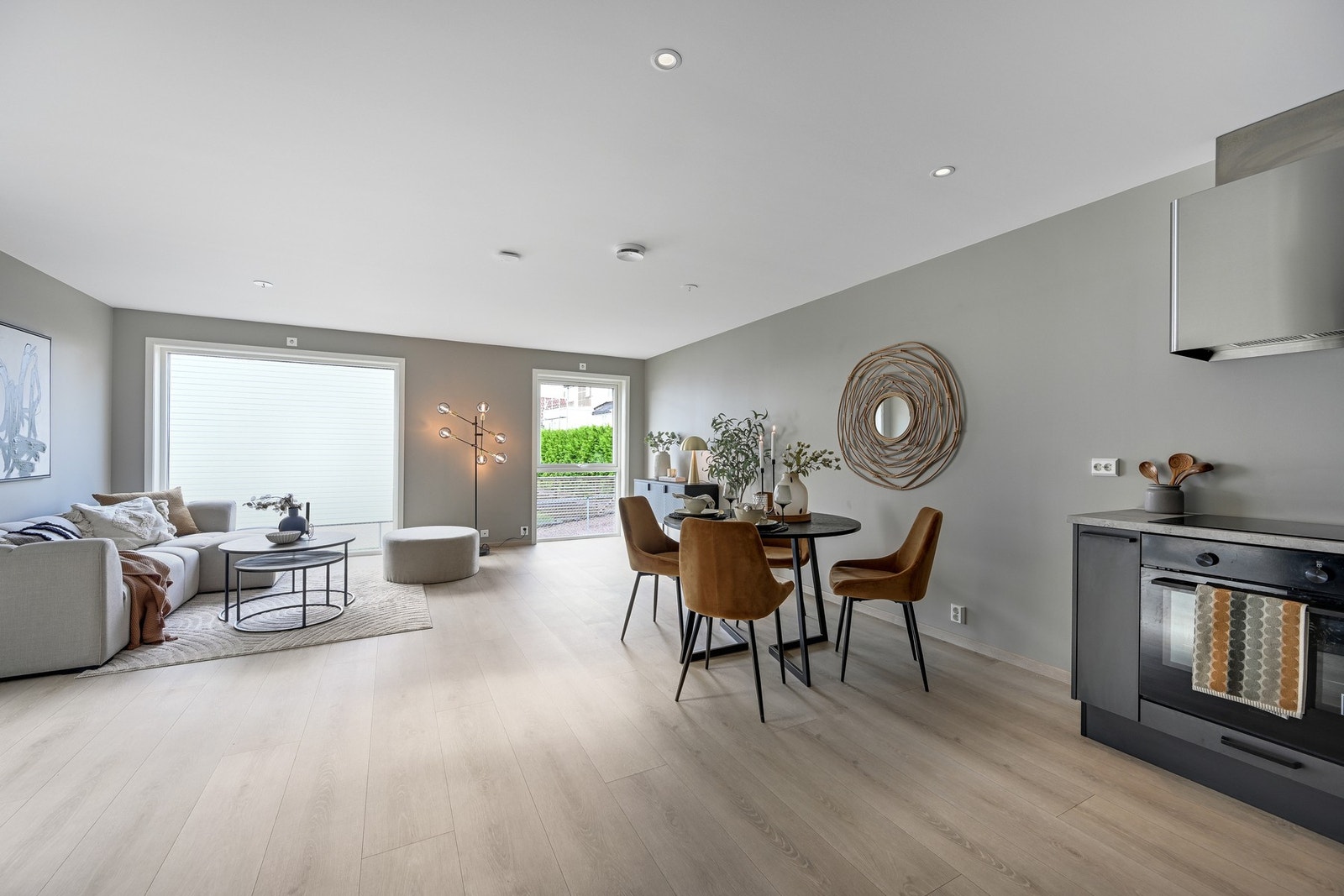 Stuen byr på god plass for både spisebord og sofagruppe. Galleribilde