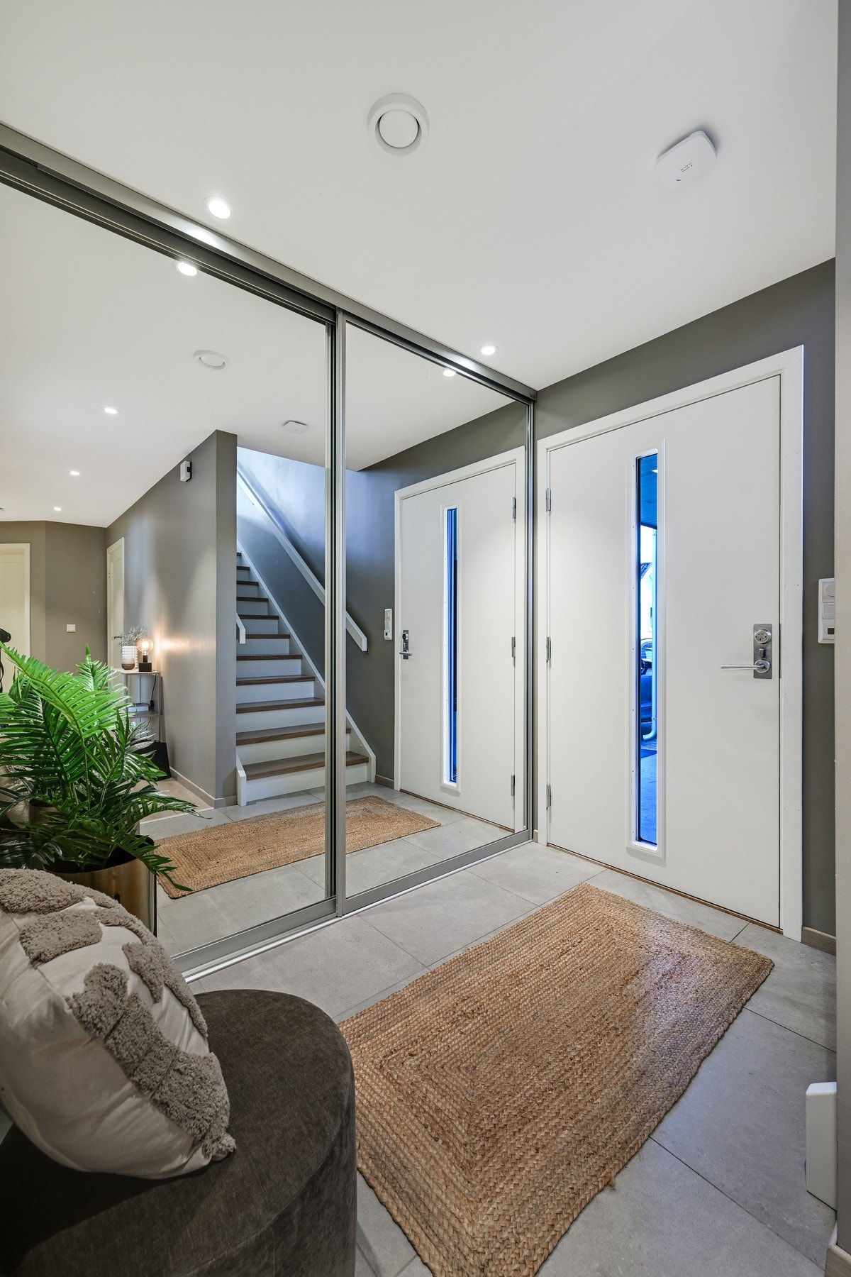 Entré med gulvvarme, fliser på gulvet og skyvedørsgarderobe. Galleribilde