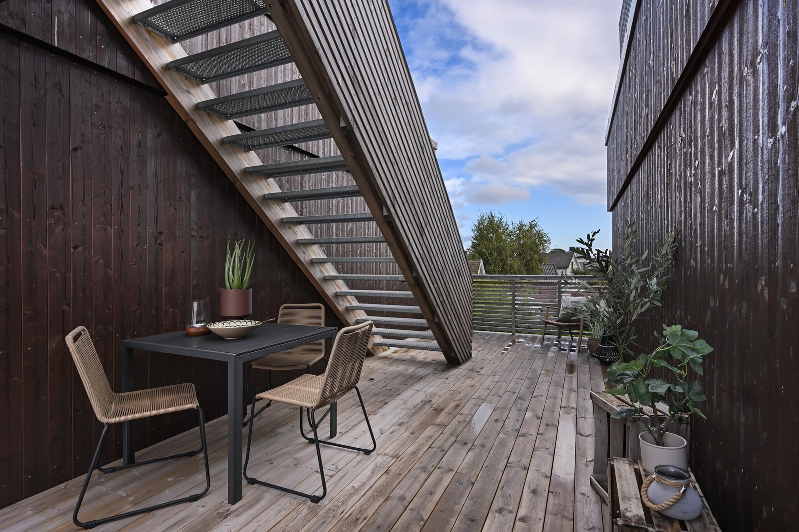 Fra terrassen i 2. etasje er det trapp opp til takterrassen. Galleribilde
